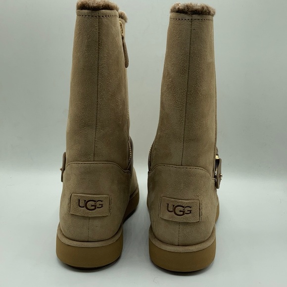 UGG Classic Berge Short Sheepskin Waterproof Boot - Picture 3 of 8